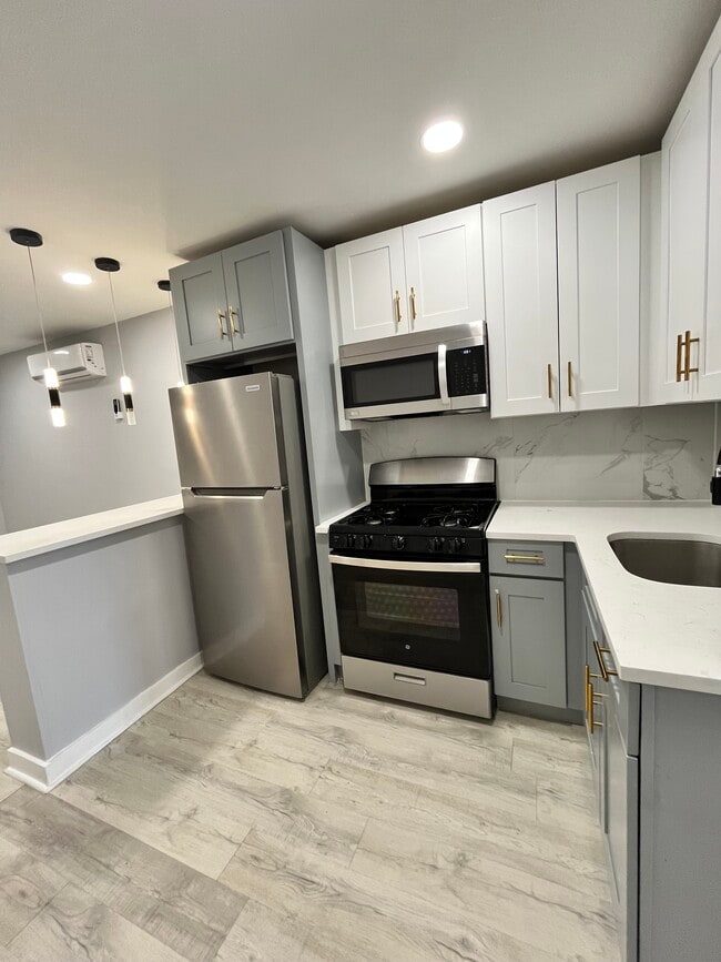 Building Photo - 83 Zabriskie St