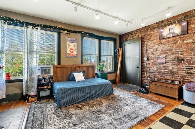 Building Photo - 44 Pingree St