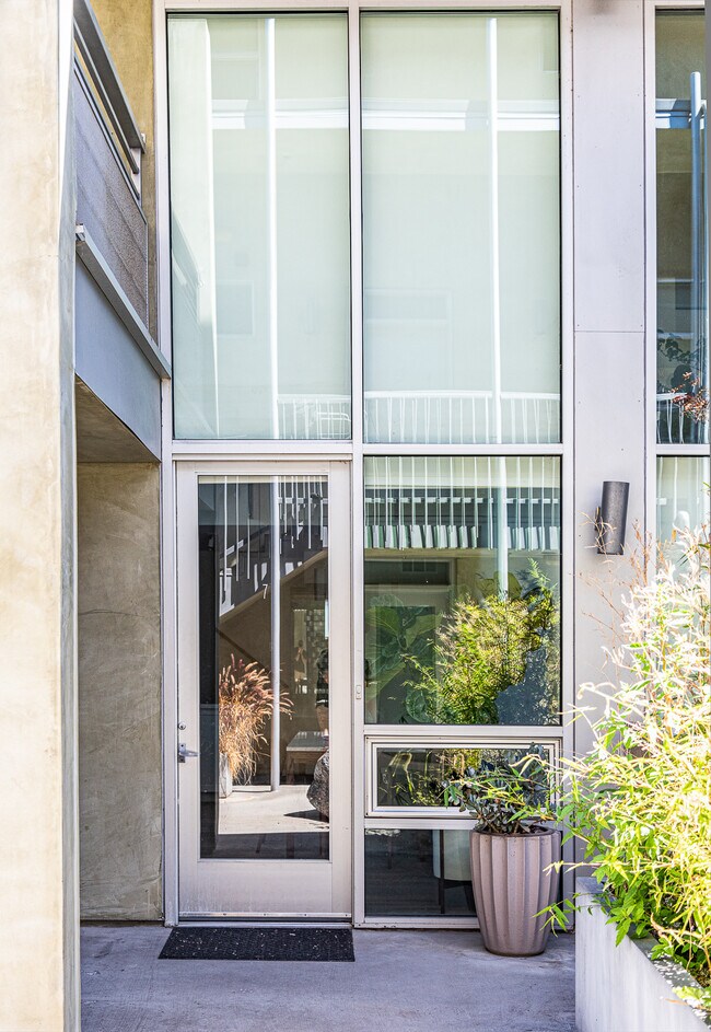 Foto del edificio - 5806 Waring Ave