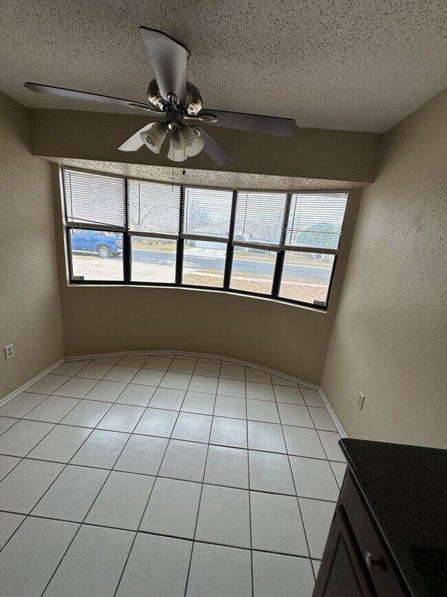 Foto del edificio - AVAILABLE NOW!!!