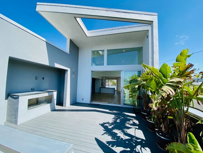 Building Photo - 8732 Venice Blvd