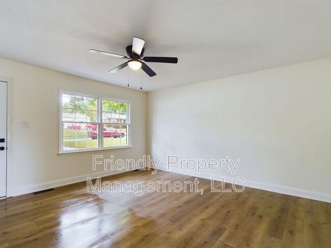 Foto del edificio - 4136 Kingsland Cir