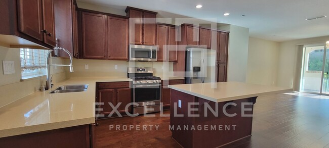 Building Photo - 3 Story 3/3.5 Townhouse with all the ameni...