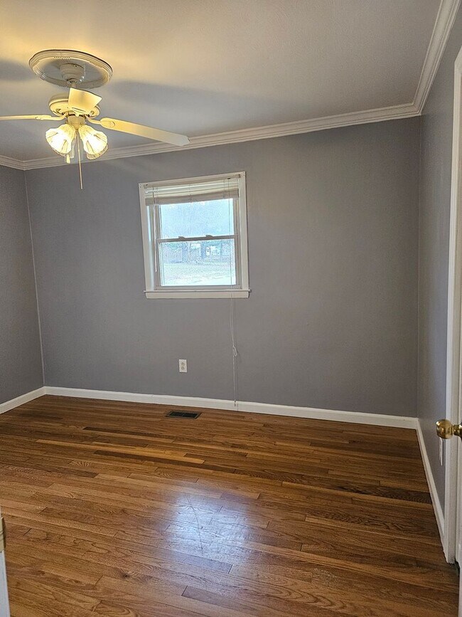 Building Photo - 3 bedroom 2 bathroom for rent!