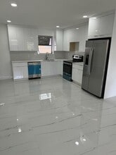 Building Photo - 111 SW 8th Ct