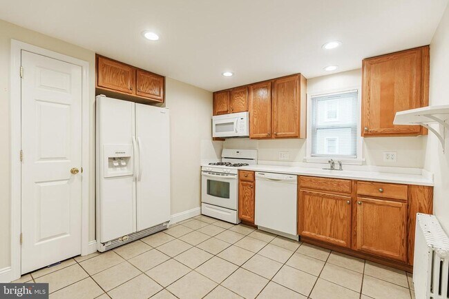 Foto del edificio - 383 Stewart Ave