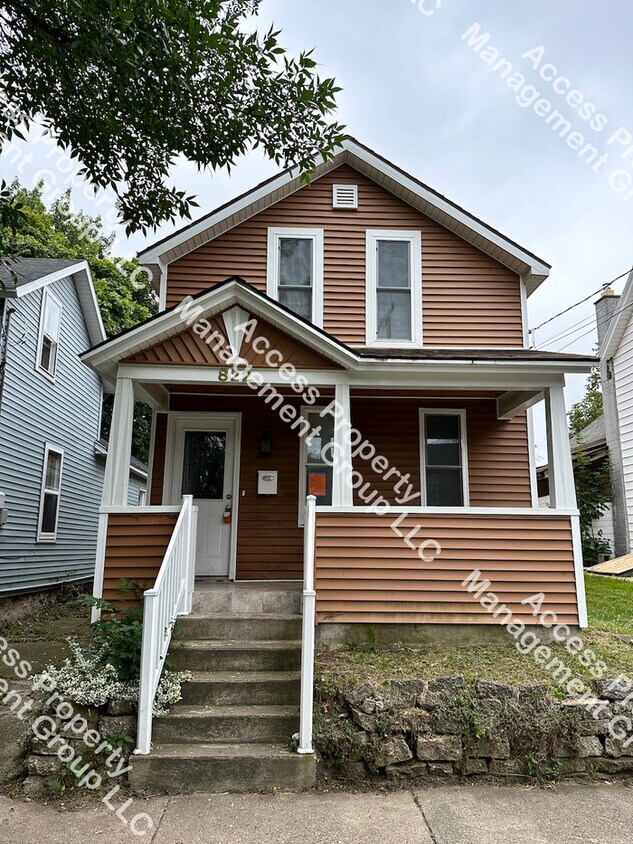 Primary Photo - By GVSU Pew Campus 3 Bed 2 Bath home