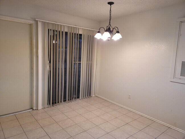 Building Photo - 2563 Summit Ln