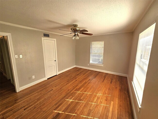 Foto del edificio - 6647 Sylvan Rd