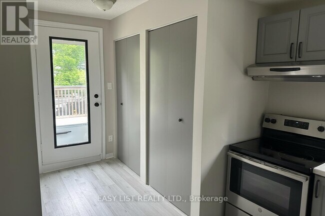 Photo du bâtiment - 598 N Lake Rd