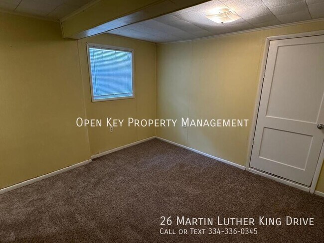 Building Photo - Personal and Quaint 3/1.5 Home with a Spac...