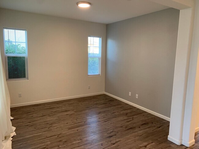 Building Photo - Gorgeous 4 Bedroom, 3 Bath Ellis-Landmark ...