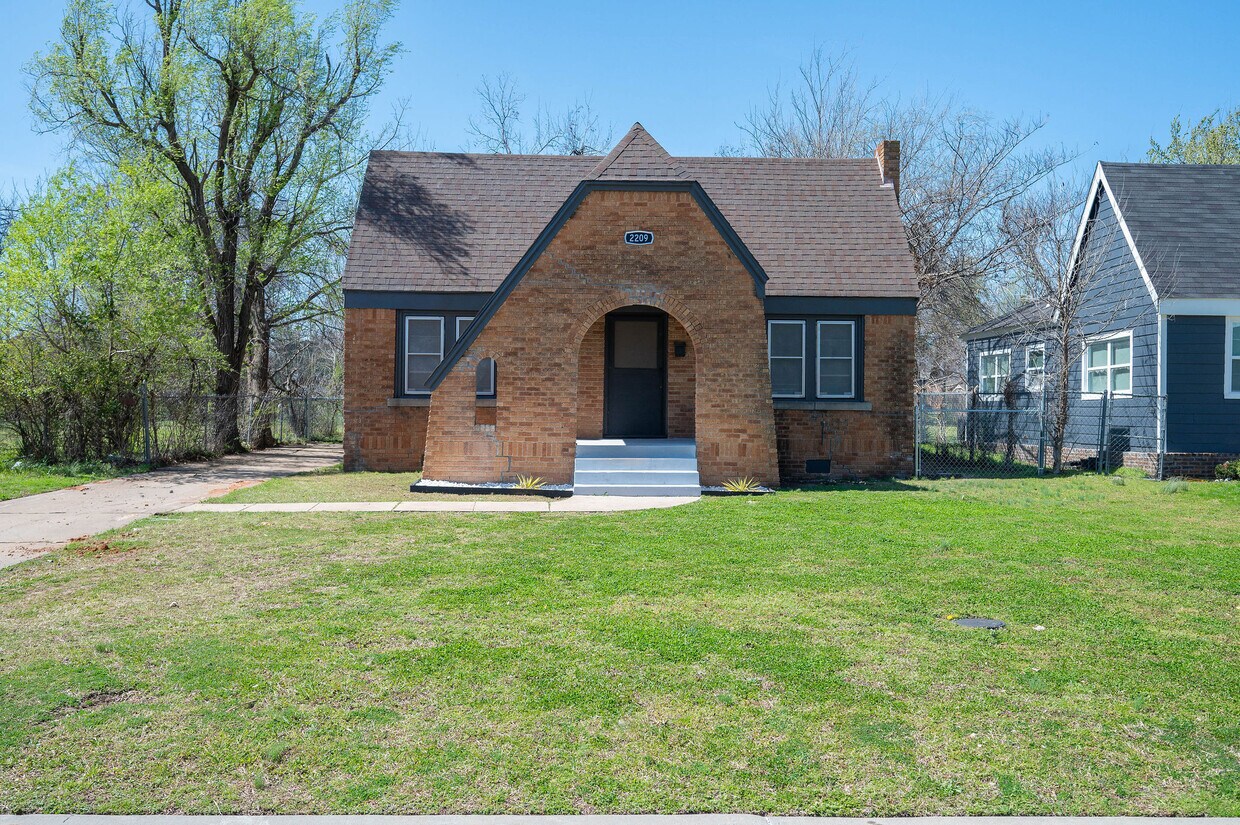 Foto principal - 2209 N Bath Ave