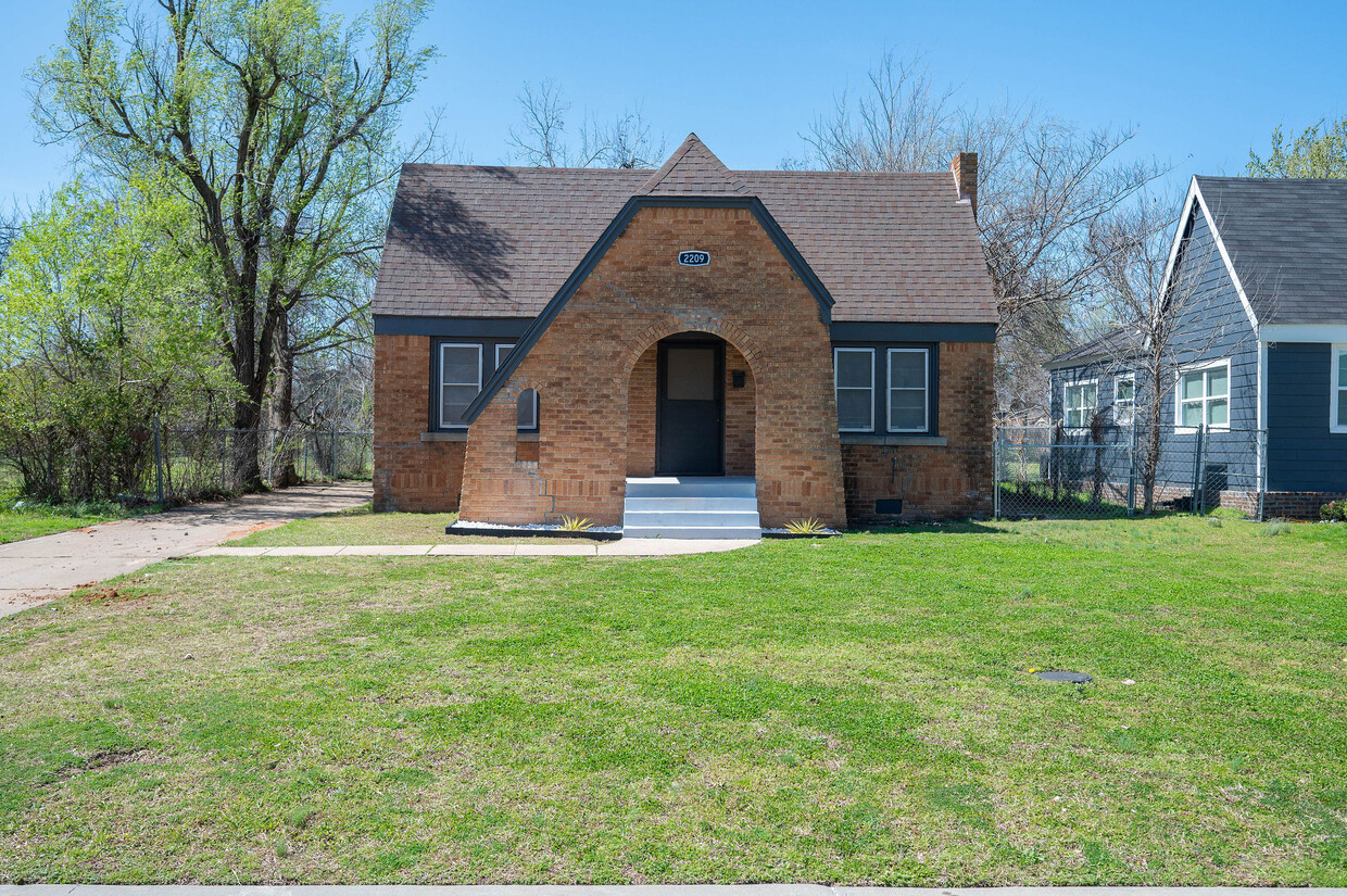 Primary Photo - 2209 N Bath Ave