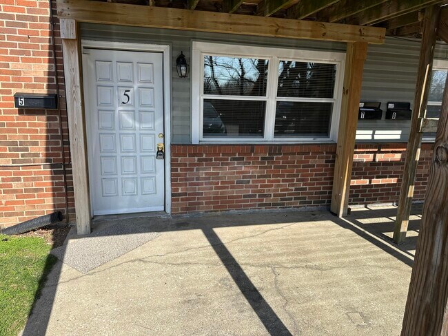 Building Photo - 384 Redding Rd