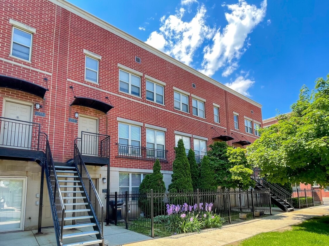 Primary Photo - 757 W Evergreen Ave