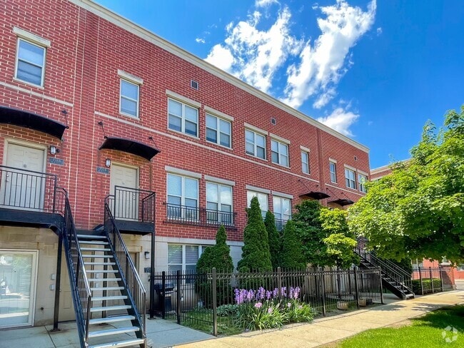 Building Photo - 757 W Evergreen Ave