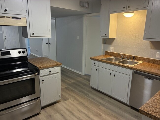 Building Photo - 4950 Cloyce Ct