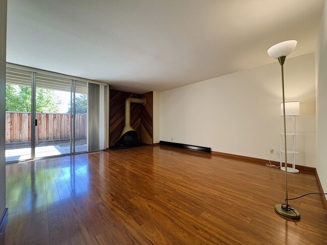 Building Photo - Charming 2BR/2BA Condo Steps from Downtown...