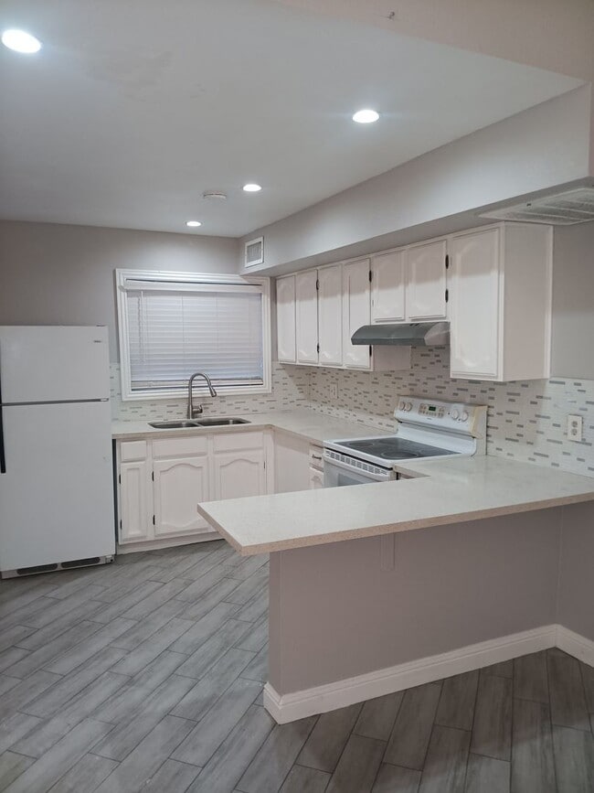 Building Photo - 5136 Gray Ln