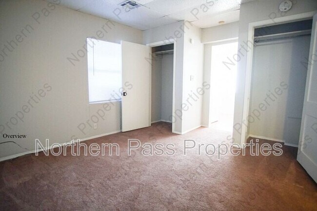 Building Photo - 419 E Schuster Ave