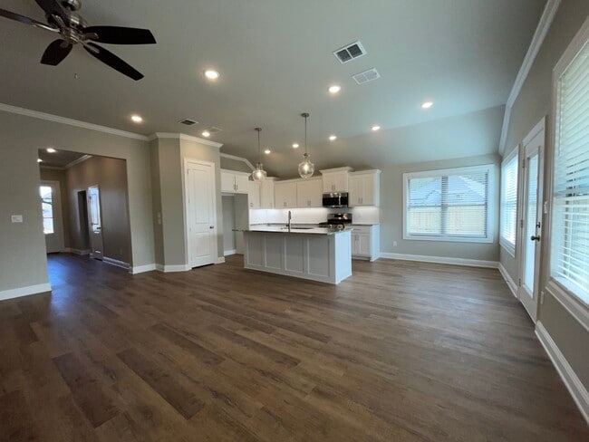Building Photo - 10008 Dayspring Dr