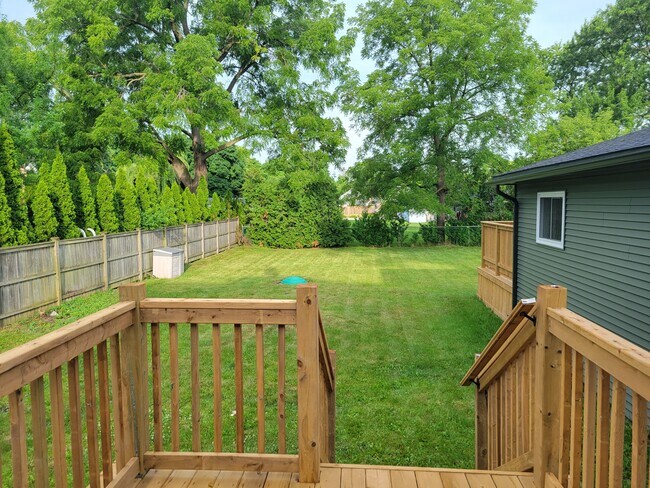 Building Photo - 321 Russell St S