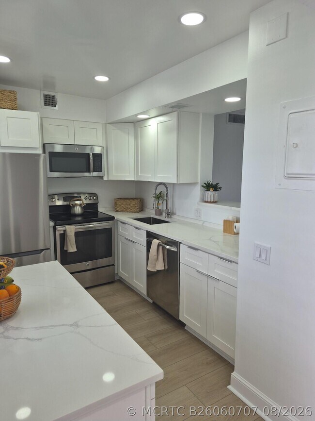 Building Photo - 3050 N Palm Aire Dr