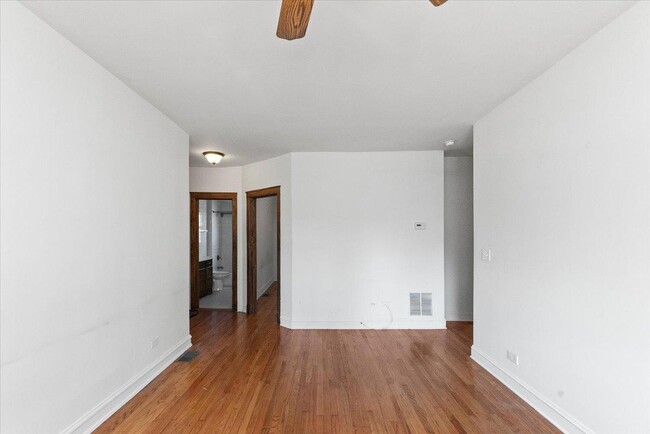 Building Photo - 4 bedroom in Chicago IL 60657