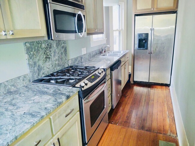 Building Photo - 215 Versailles Blvd
