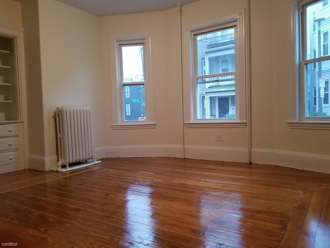 Foto del edificio - 3 br, 1 bath  - 27 Buttonwood St