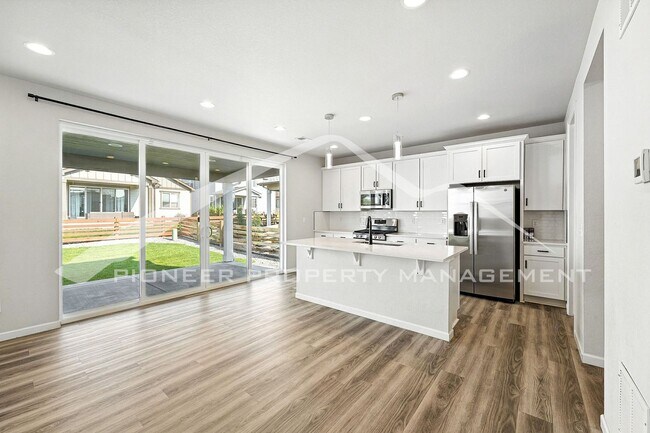 Foto del edificio - Spacious Home with 2-Car Garage and Centra...
