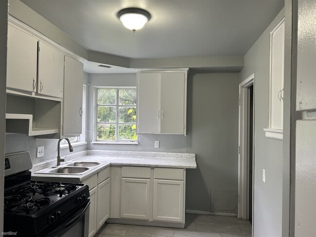 Building Photo - 3 br, 1 bath House - 9961 Vaughan St