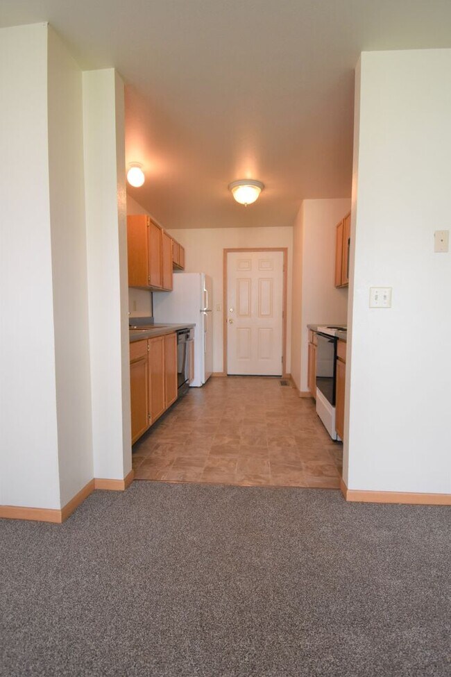 Building Photo - Nice Large 2 Bedroom 1 Bathroom Townhouse ...