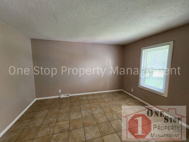 Building Photo - Great 2 bedroom, 1.5 bathroom duplex in Ol...