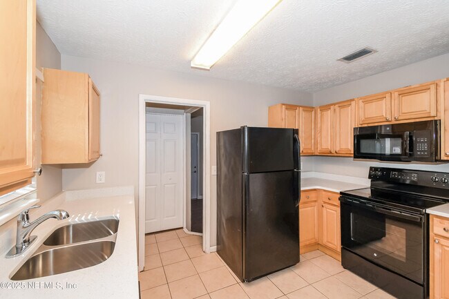 Foto del edificio - 8316 Frost St N