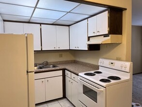 Building Photo - 616 10th Ave N