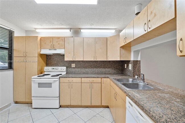 Foto del edificio - 8441 Forest Hills Dr