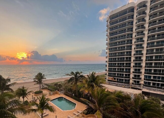 Building Photo - 1/1 Condo on the Beach