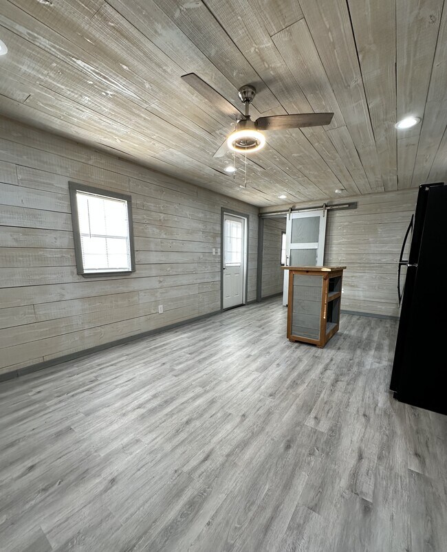 Building Photo - 350 W Bradshaw Rd