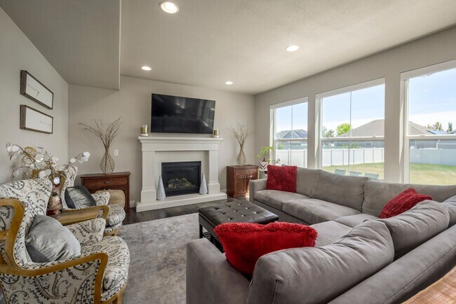 Building Photo - Beautiful Home In Clinton Area!