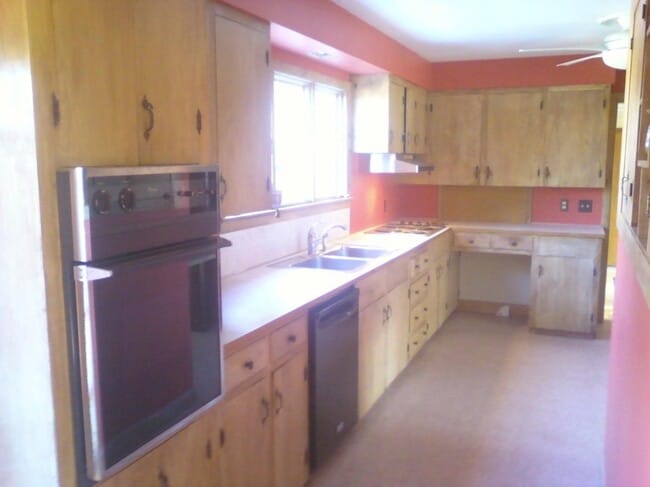 Building Photo - 133 River Rd