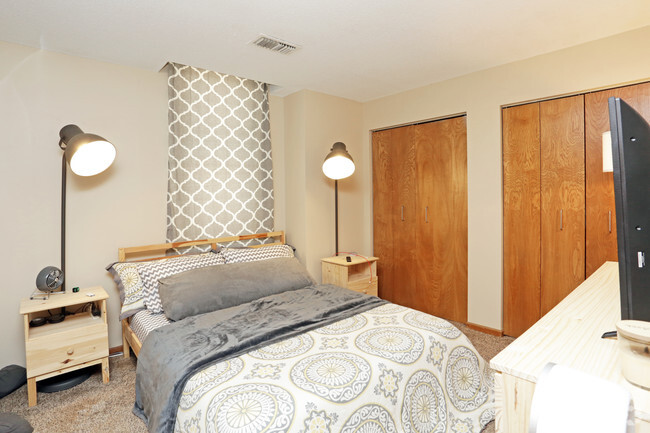 2BR, 1BA - Wellington/800 SF - Bedroom - City Pointe