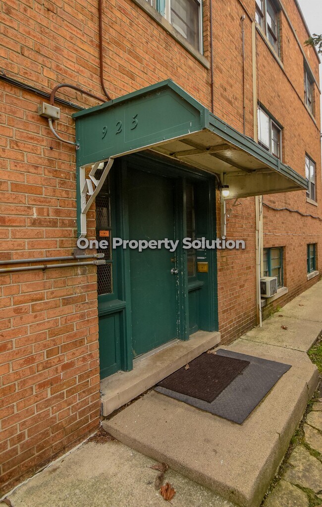 Building Photo - 925 W 35th Ave