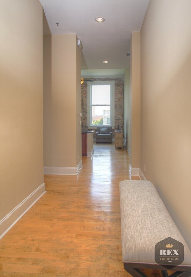 Foto del edificio - 1-Bedroom Loft, Furnished, Gated Parking, ...