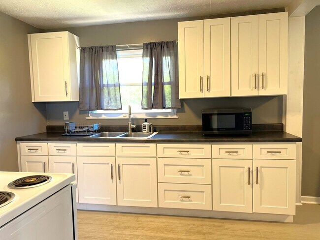 Foto del edificio - *Maryville 37804 - Charming 2 bedroom, 1 bath Brick Rancher with a 1-car garage - Call Adam Sharp...