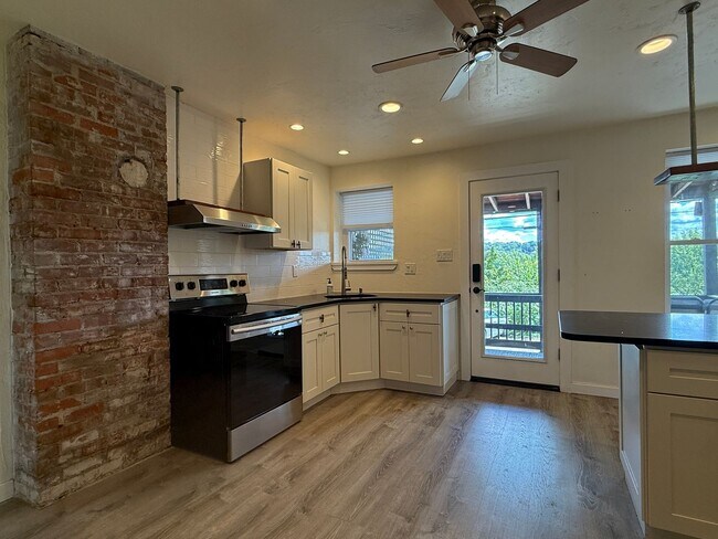 Foto del edificio - Charming Riverfront 2BR Walking Distance t...
