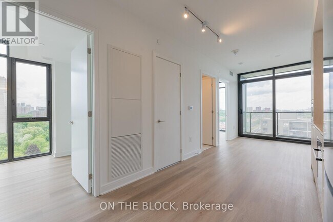 Photo du bâtiment - 86 Dundas St E