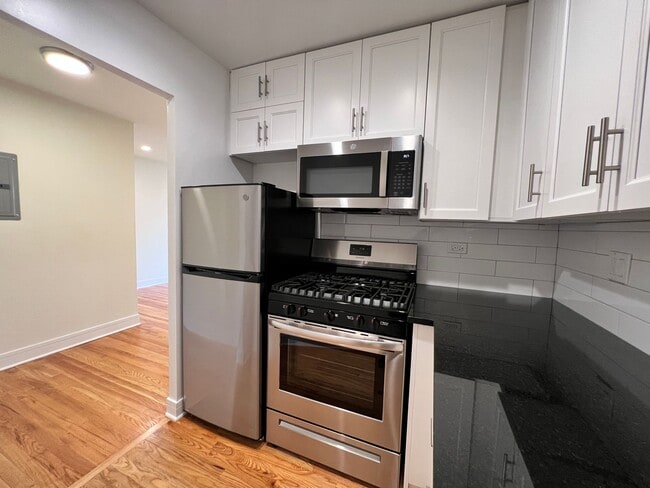 6954 Sheridan Studio Sample - 6954 N Sheridan Apartments
