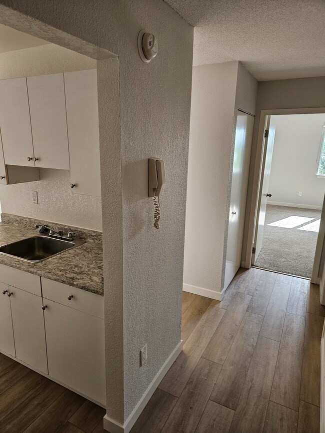 Building Photo - Fern Oaks Manor